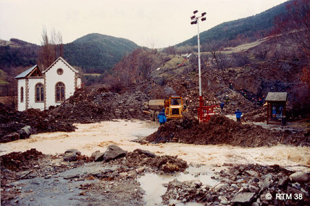 Bord Est du glissement de terrain de la Salle en Beaumont recoupant la RN85 au niveau de l'église partiellement détruite, 8 janvier 1994