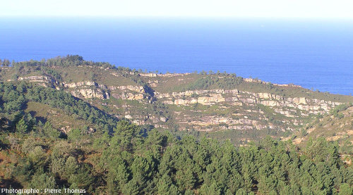 Vue sur les strates de grèsdu massif de Jaizkibel, vue prise en direction du NNO
