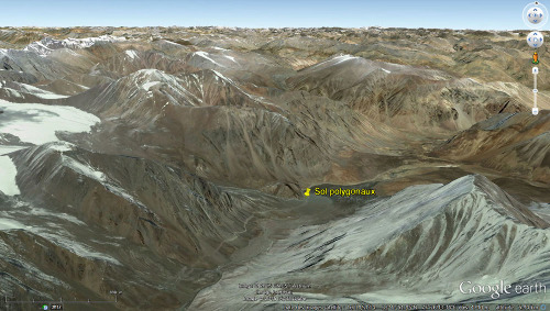 Contexte de développement des sols polygonaux himalayen, sur le fond d'une vallée sur le versant Nord du Baralach La, Ladakh (Inde)