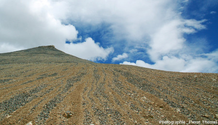 Sols striés pris sur le bord de la Leh-Manali Highway, versant Nord du Lachulungla (Ladakh indien)