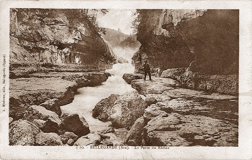 Carte postale montrant le fond de la perte du Rhône, avec l'eau ne coulant que dans la gorge de 2ème ordre