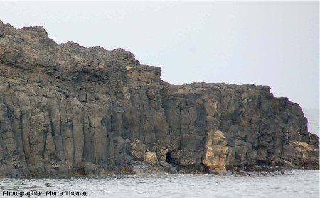 Coulée inférieure faite de prismes basaltiques sur la face Nord-Ouest de la Pointe Nègre, Six-Fours-les-Plages (agglomération de Toulon, Var)