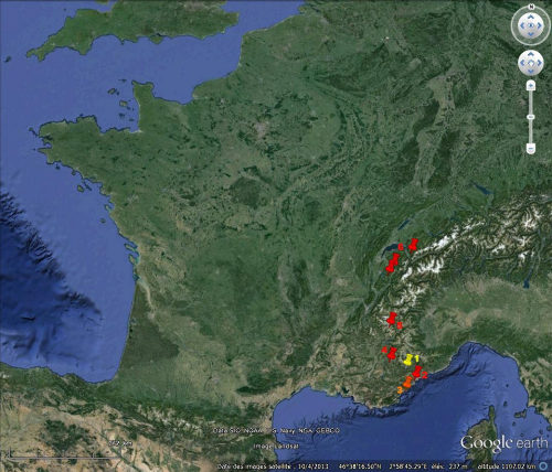 Localisation des affleurements montrant des roches magmatiques calco-alcalines de l'Oligocène inférieur, situées sur la plaque européenne, plaque plongeante dans l'histoire des Alpes