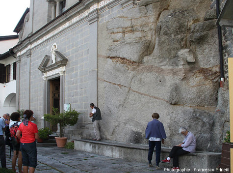 Un affleurement du granite de Biella, faciès central le plus différencié de l'intrusion de Biella (Italie)