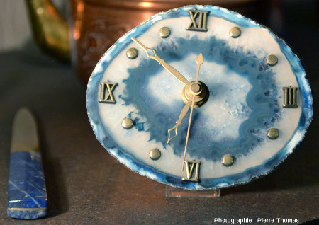 Exemple d'objet en agate artificiellement colorée en bleu : petite horloge montée sur une tranche d'agate