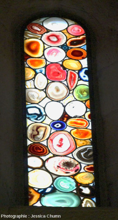 Vue intérieure rapprochée d'un autre vitrail en agate du Grossmünster de Zurich