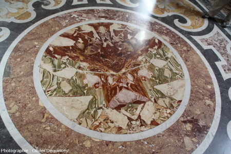 Marbres polychromes recouvrant le sol d'une salle des musées du Vatican