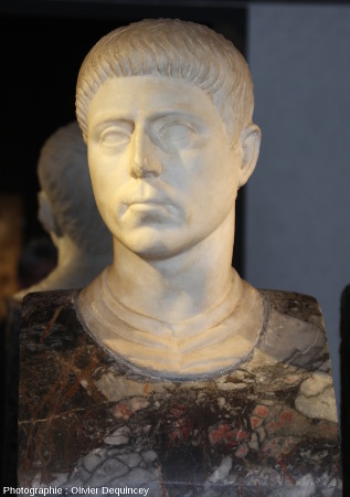 Buste masculin mêlant tête en marbre blanc et torse en brèche colorée (Pallazzo Massimo, Rome)