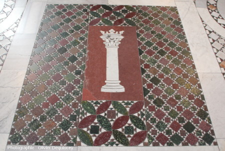 Pavement en mosaïques de marbres colorés, basilique Saint Jean de Latran