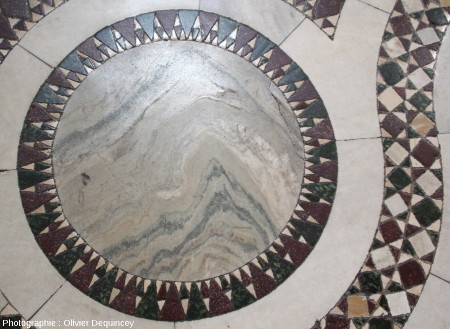 Pavement à mosaïques et enroulements autour d'un disque en marbre (au sens géologique) à schistosité replissée, basilique Saint Jean de Latran