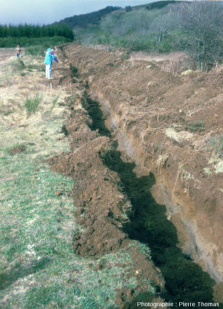 Tranchée creusée vers 1995 pour la clôture du site qui va ouvrir aux touristes l'année suivante, Puy de Lemptégy