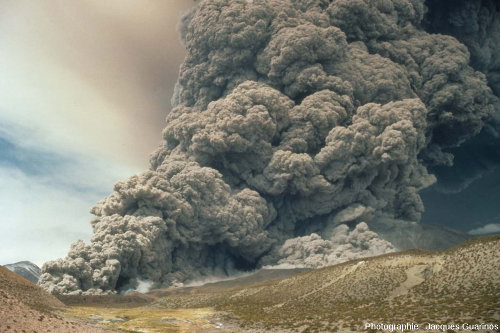 Image contemporaine de ce à quoi pouvait ressembler les explosions du Puy Chopine il y a 9720 ans, à la végétation près, Lascar (Chili)