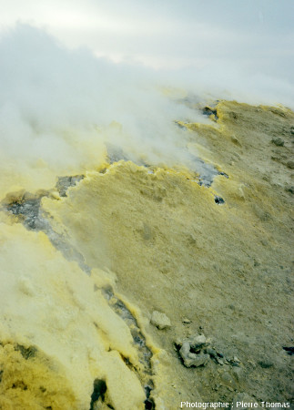 Une fumerole sur le Vulcano (Iles Éoliennes, Italie) avec d'importants dépôts de soufre autour des points et fissures de sortie