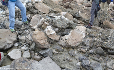 Affleurement de la brèche grossière (méga-turbidite) sur l'estran de la baie de Loya