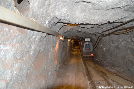 Petit train qui amène les touristes à plusieurs centaines de mètres des entrées de la mine, mines de Bex (canton de Vaud, Suisse)