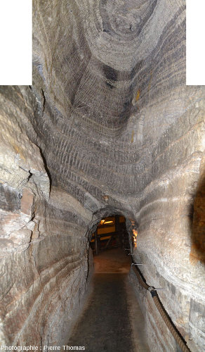 Galerie d'exploitation et poche de brèche salifère évidée dans les mines de Bex (canton de Vaud, Suisse)