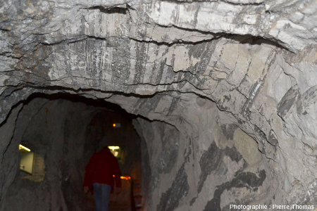 Secteur où une galerie traverse des couches d'anhydrite très redressées, mines de Bex (canton de Vaud, Suisse)