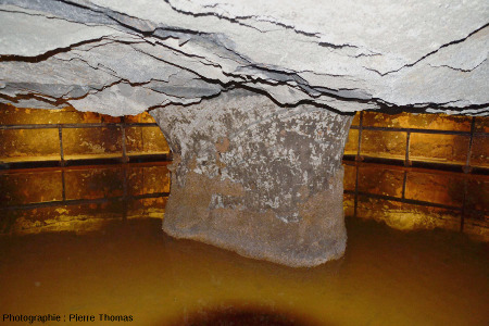 Un pilier de soutènement au milieu d'une salle inondée, mines de Bex (canton de Vaud, Suisse)