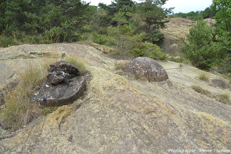 Vue plus large sur le boule de grès (d'environ 1,60 m de diamètre) dans son contexte morphologique, Hautes Alpes