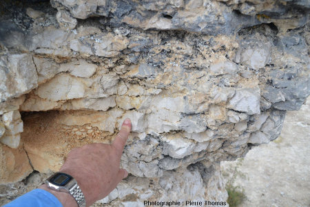 Zoom sur la base d'une masse calcaire chapeautant les rochers des Mourres
