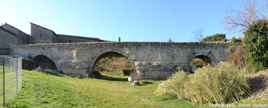 Le Pont des Carrières tel qu'il est visible depuis le bord du chemin des Gorges, Saint-Fortunat