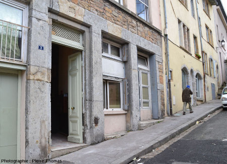 Une maison du Vieux Lyon avec un montant porte bâti en calcaire à gryphées