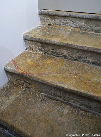 Escalier intérieur d'une maison lyonnaise, escalier fait en dalle de Sinémurien des Mont-d'Or lyonnais