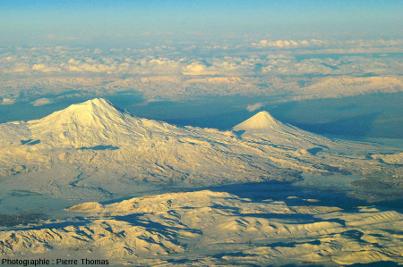 Vue globale sur les Grand et Petit Ararat et sur les ombres qu'ils font derrière eux à cause de l'éclairage rasant