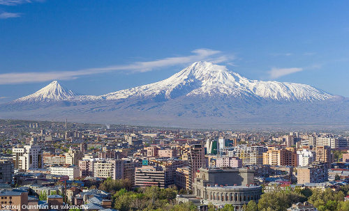 Le Grand et le Petit Ararat photographiés en avril 2016 depuis Erevan (capitale de l'Arménie)