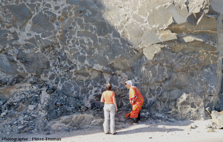 Un affleurement à "gabbro et granite" sur la route côtière n°49, 130 km à l'Est de Salalah, Sultanat d'Oman