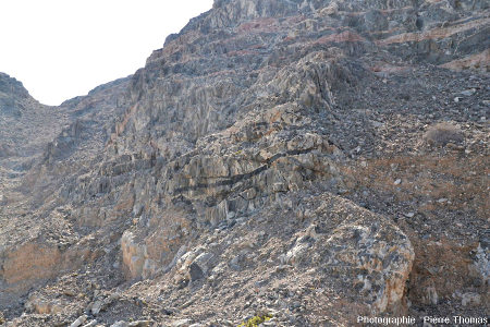Vue d'ensemble d'une partie de la falaise au-dessus de la route n°49, Oman