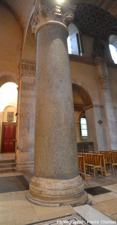 Une des quatre colonnes du transept de la basilique d'Ainay dans laquelle on devine deux ou trois petites enclaves basiques