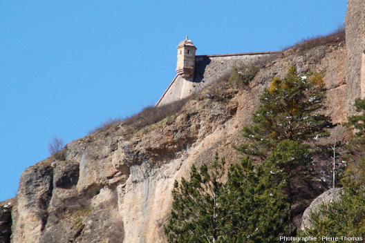 Remparts et échauguette bâtis par Vauban surmontant la terrasse conglomératique de Mont-Dauphin