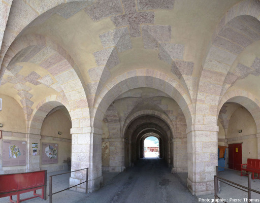 L'intérieur de la "porte Nord" des remparts de Mont-Dauphin bâtis avec du calcaire griotte