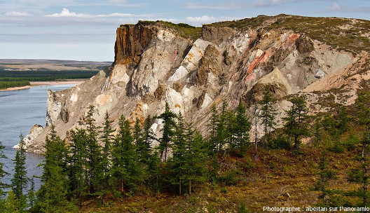 Vue prise du sommet d'un autre secteur des falaises des Motley Rocks, cratère de Popigai, Sibérie