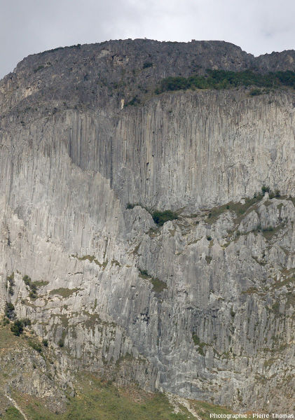 Zoom sur la partie centrale des falaises d'adakites de Coyhaique, Chili