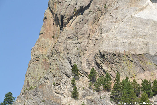 Zoom sur la limite granite/encaissant à l'Ouest de la falaise du Mont Rushmore (Dakota du Sud, USA)