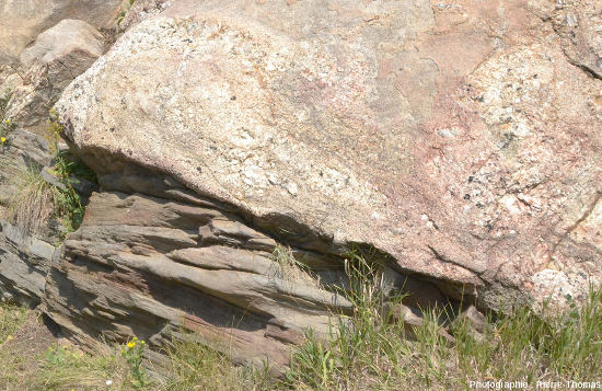 Détail sur le contact granite/micaschistes, près du Centre d'information du Mount Rushmore National Memorial (Dakota du Sud, USA)