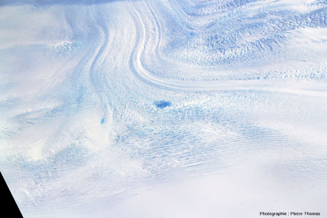 Zoom sur une langue glaciaire groenlandaise portant des lacs d'une belle couleur bleue