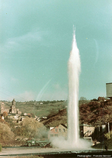 Le geyser de Saint-Nectaire (Puy de Dôme) photographié le jeudi 5 novembre 1981, vers 11h du matin