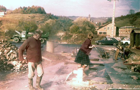 La tête du puits de forage A2, le 5 novembre 1981, pendant les quelques minutes de repos du geyser de Saint-Nectaire (Puy de Dôme) entre deux jaillissements