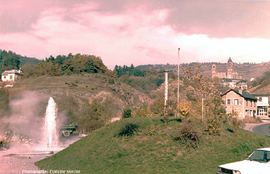 Jaillissement (à ~7-8 m de hauteur) du geyser de Saint-Nectaire, 5 novembre 1981