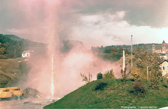 Jaillissement (à ~15-20 m de hauteur) du geyser de Saint-Nectaire, 5 novembre 1981