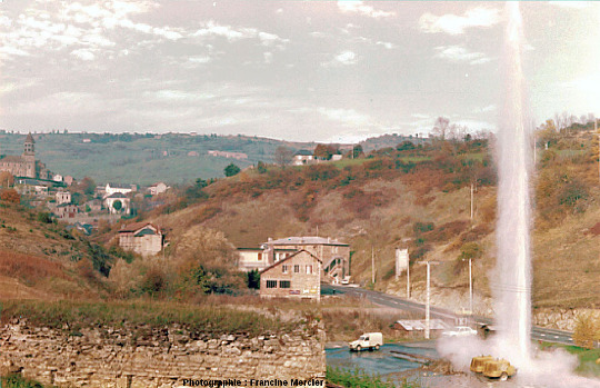Le geyser de Saint-Nectaire lors d'une phase de jaillissement le 5 novembre 1981 dans l'après-midi