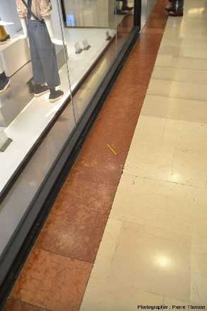 Dalles de calcaire noduleux rouge et de calcaire blanc utilisées dans les allées du centre commercial de la Part-Dieu (Lyon)
