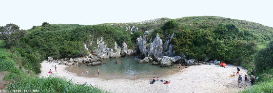 La plage intérieure de Gulpiyuri, une doline envahie par la mer à chaque marée haute (Naves, Asturies, Espagne)