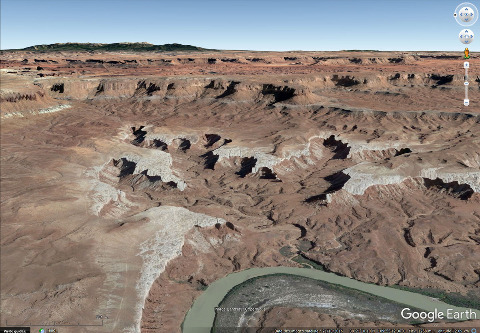 Vue aérienne en direction de l'Est des reculées des figures 1 et 2 dans le Parc national de Canyonlands (Utah)