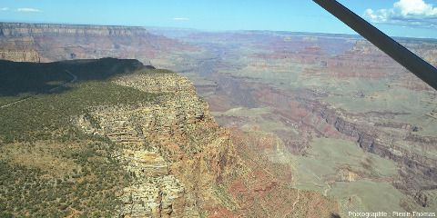 Vue sur le bord du canyon, rive gauche, un peu en amont de Grand Canyon South Rim Village, Arizona (USA)