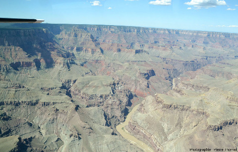 Vue du canyon prise approximativement à la verticale du fleuve Colorado, Arizona (USA)