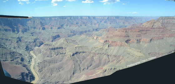 Vue du canyon prise approximativement à la verticale du fleuve Colorado, Arizona (USA)